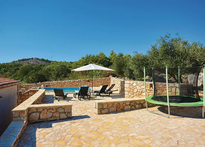 Lovely Home In Stari Grad